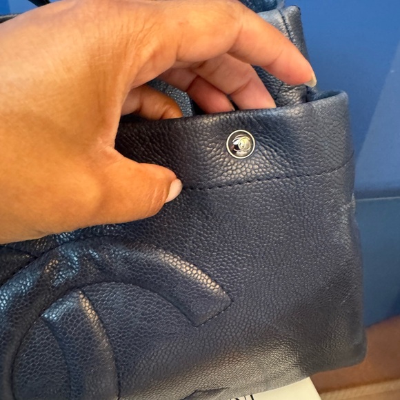Chanel Caviar Navy Leather tote bag - Large CC embossed logo on front - Picture 7 of 13